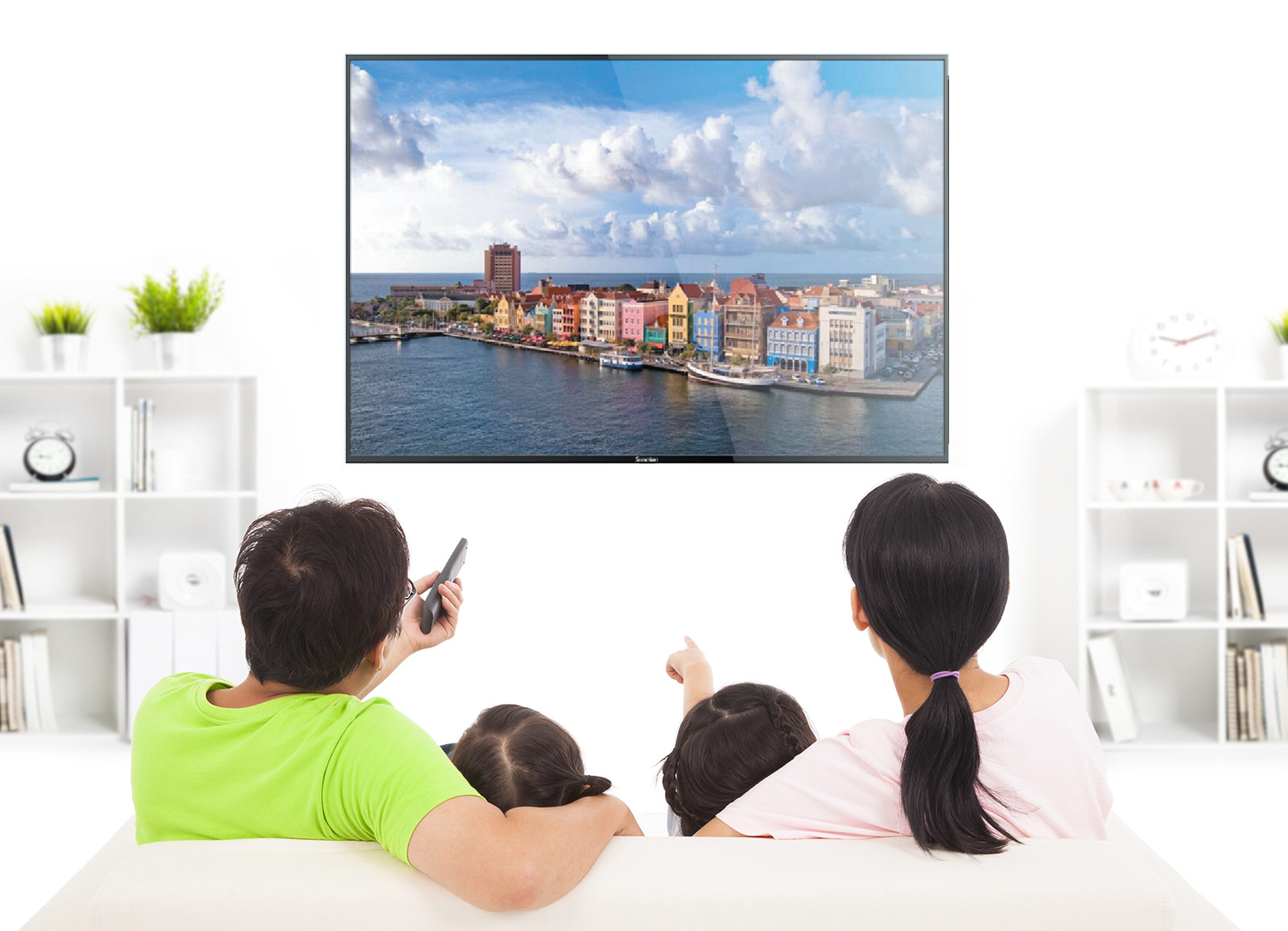 family-watching-technos